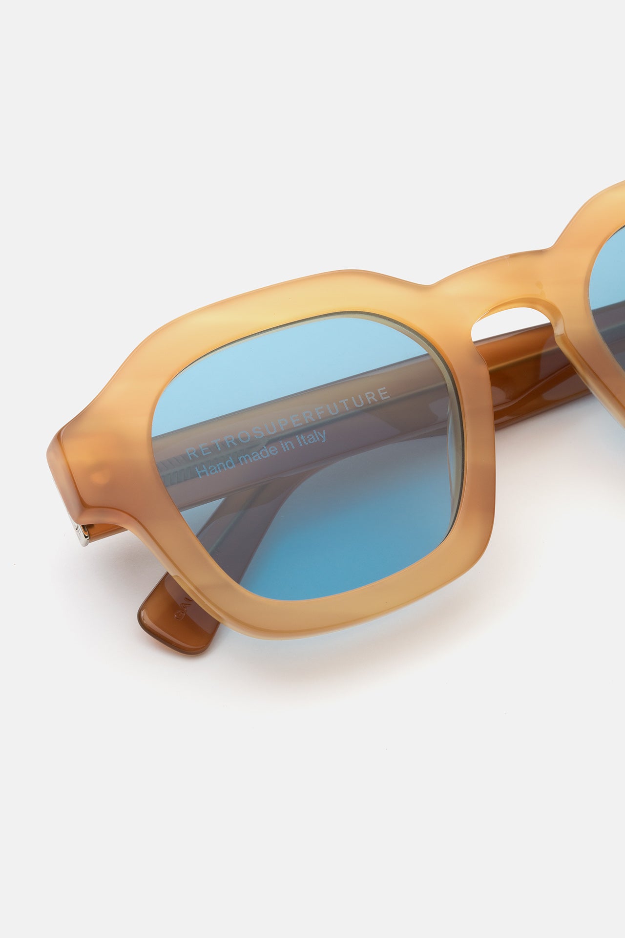 Saluto Bagutta - Retrosuperfuture -